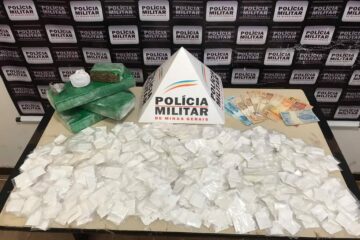 Drogas apreendidas em carro na MGC-122 — Foto: Polícia Militar/ reprodução G1