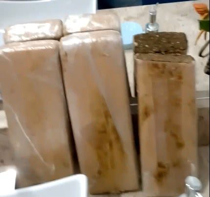 Tabletes ostentados pelo flagranteado em vídeo