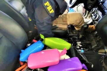 Droga apreendida em tanque de carro em Brumado, nesta terça-feira (8). Reprodução PRF.