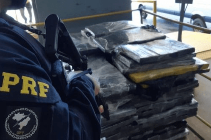 Casal é preso em Luís Eduardo Magalhães com quase 500 quilos de drogas. Foto: PRF.