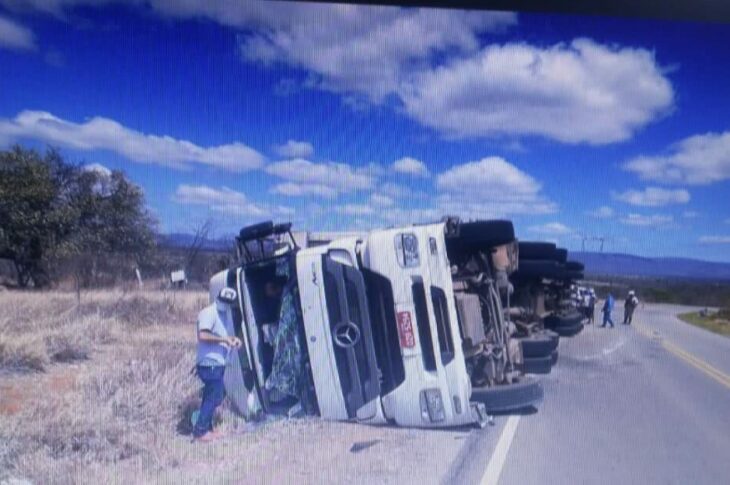 Carreta carregada com animais tomba na BA-152. Foto: 97 News.