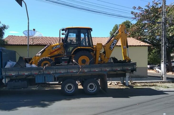 Associação de Carinhanha é contemplada com retroescavadeira. Foto: divulgação.