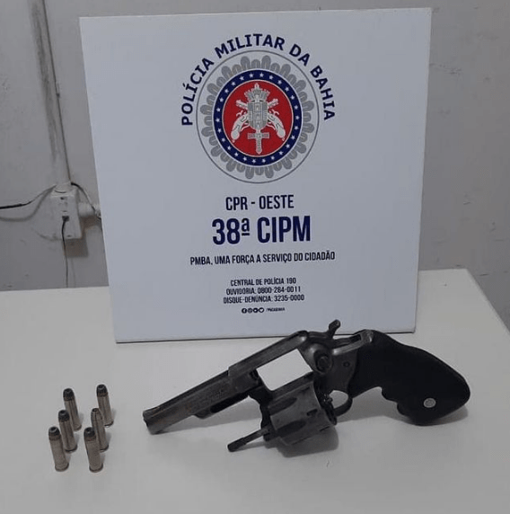 O homem que é suspeito de homicídio e tráfico de drogas foi preso após se flagrado com um revólver na madrugada deste sábado (16).