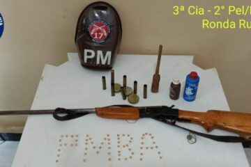 Arma é apreendida após homem matar cachorro. Foto: PM.
