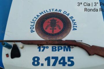 Arma é apreendida em Iuiú. Foto: PM.