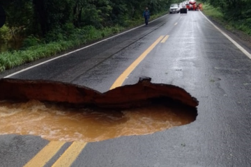 Rodovia BR-349 interditada em São Félix do Coribe. Foto: Bom Jesus da Lapa Notícias.