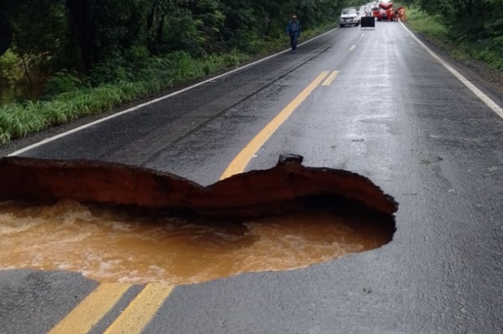 Rodovia BR-349 interditada em São Félix do Coribe. Foto: Bom Jesus da Lapa Notícias.