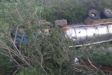 Caminhão tomba na BA-161, em Carinhanha. (Foto: reprodução rede social)