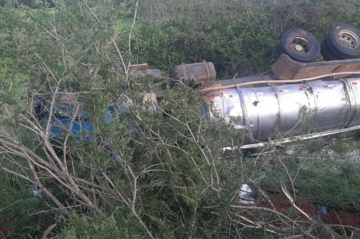 Caminhão tomba na BA-161, em Carinhanha. (Foto: reprodução rede social)