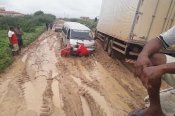Carros atolados em Parateca, em Malhada. Foto: leitor
