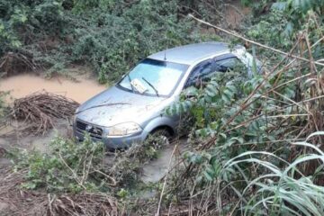 O casal foi encontrado no interior de um veículo por volta das 11h, próximo à ponte do Nado, na BR-349, no sentido Bom Jesus da Lapa.