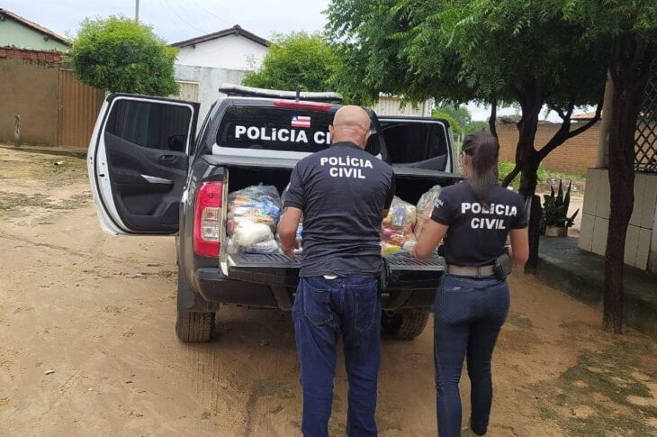 Famílias vítimas de enchente recebem alimentos em Santa Maria da Vitória. Foto: Polícia Civil.