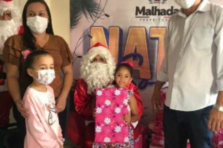 Entrega de brinquedos em Malhada, pelo prefeito Gimmy. Foto: ASCOM.