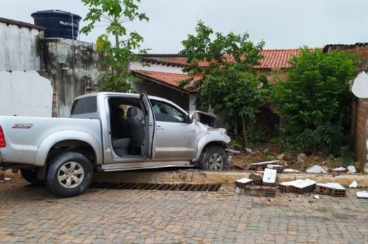 Homem bate carro em muro em Palmas de Monte Alto