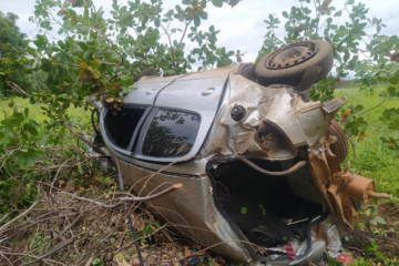 Carro capota na BA-160, em Bom Jesus da Lapa. Foto: reprodução Bom Jesus da Lapa Notícias.