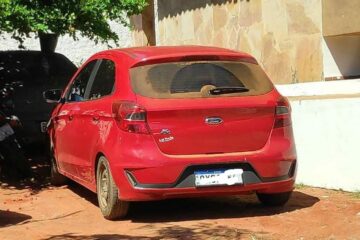 Carro roubado é recuperado em Caculé. Foto: PM.