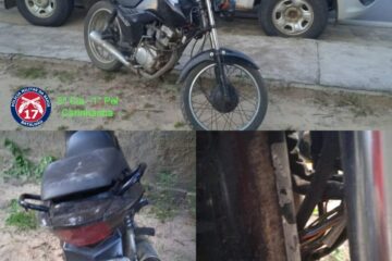 Motocicleta é apreendida em Carinhanha. Foto: PM.