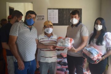 Prefeito entrega uniformes para garis. Foto: ASCOM.