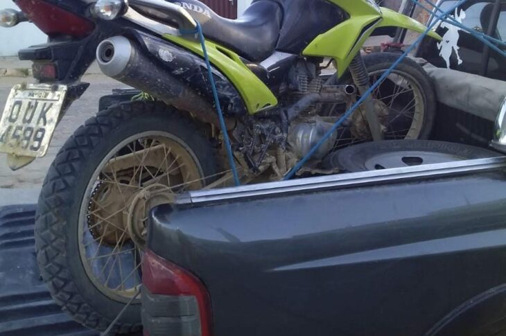 Moto furtada em Iuiú é recuperada em Julião. Foto: PM.