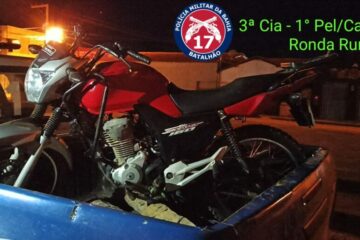 Polícia apreende moto em Carinhanha. Foto: PM.