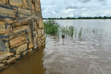 Nível do São Francisco nesta segunda-feira (3), em Carinhanha. Foto: Zé Castor.