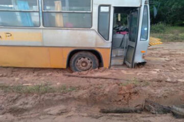 Ônibus atolado em Palmas de Monte Alto. Foto: divulgação.