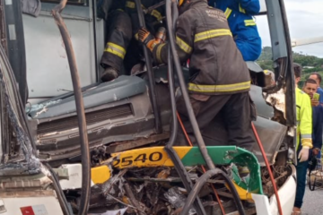 Acidente entre ônibus em caminhão na BR-040, em Minas. Foto: Itatiaia.