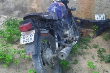 Moto apreendida após homem agredir pessoas em Carinahnha. Foto: PM.