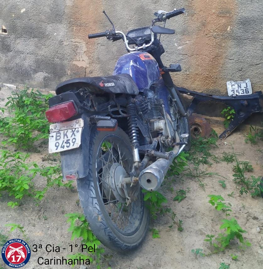 Moto apreendida após homem agredir pessoas em Carinahnha. Foto: PM.