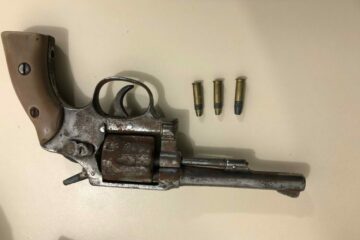 Arma apreendida em Carinhanha. Foto: PC.