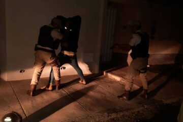 Homens foram presos durante operação para combater exercício ilegal de segurança noturna em Guanambi. Foto: PM.