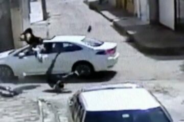 As imagens mostram que o bebê e os pais foram arremessados e caíram no chão. Foto: Reprodução/TV Bahia.