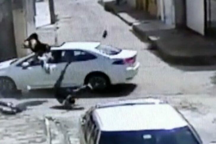 As imagens mostram que o bebê e os pais foram arremessados e caíram no chão. Foto: Reprodução/TV Bahia.