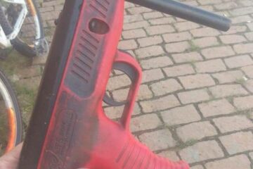 A pistola de ar comprimido foi apreendida com um homem na noite de sábado (19), em Guanambi. Foto: PM.