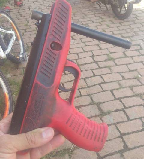 A pistola de ar comprimido foi apreendida com um homem na noite de sábado (19), em Guanambi. Foto: PM.