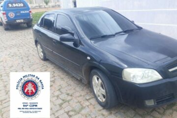 O carro foi apreendido com sinal de adulteração. Foto: PM.