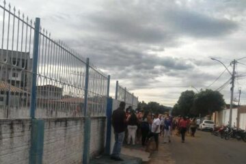 Moradores de Guanambi dormem na fila para se vacinar contra Covid-19.