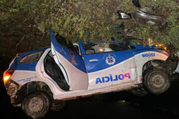 Delegado de Brumado capota viatura após perder direção na BR-030.Foto: Achei Sudoeste