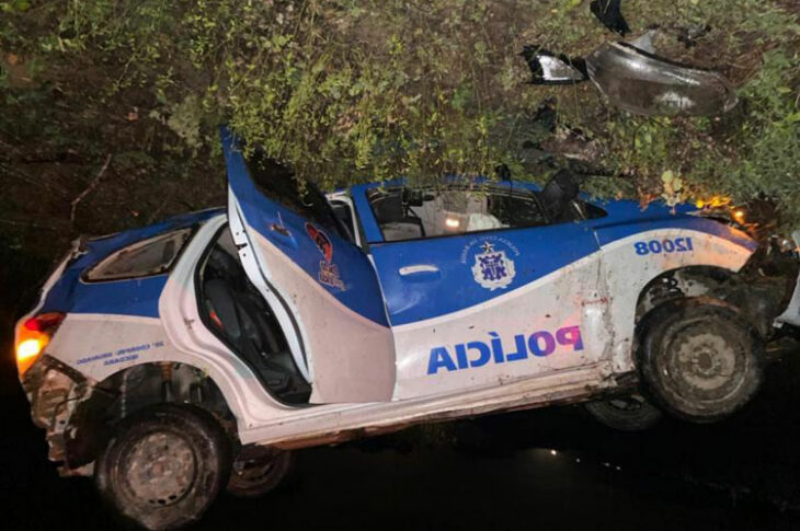 Delegado de Brumado capota viatura após perder direção na BR-030.Foto: Achei Sudoeste