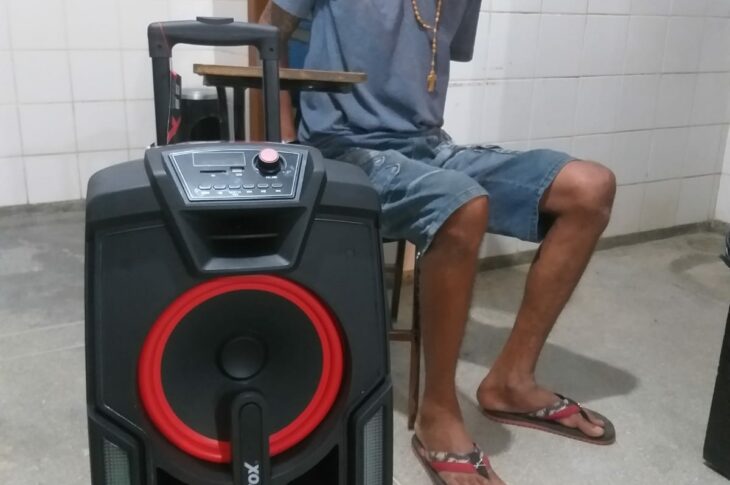Homem é preso com caixa de som furtada. Foto:PM.