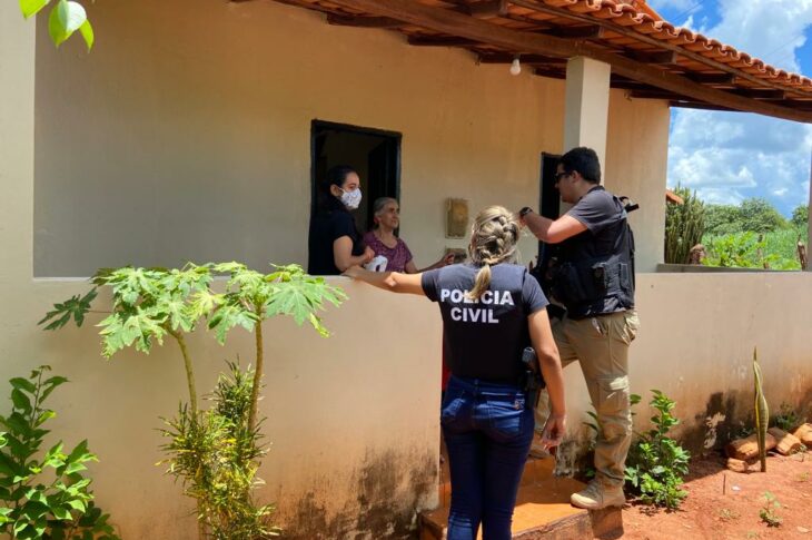 Polícia cumpre mandado de busca e apreensão em casa de suspeito de ameaçar companheira em Riacho de Santana. Foto: PC.