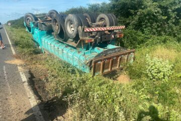 Caçamba tomba na BA-160. Foto: Reprodução BOm Jesus da Lapa.