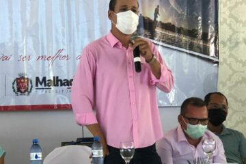 Prefeito Gimmy durante pronunciamento na Abertura da Jornada Pedagógica. Foto: ASCOM.