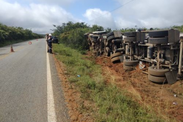 Caminhão carregado com combustível tomba na BR-430. Foto: PM.