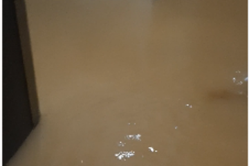 Chuva alaga casas e comércios em Iuiú