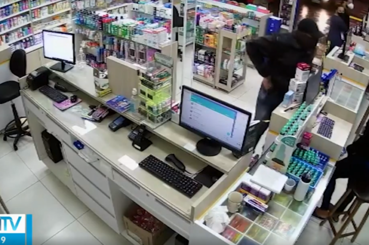 Imagens mostram o momento em que o homem entra na farmácia. Foto: reprodução PM.