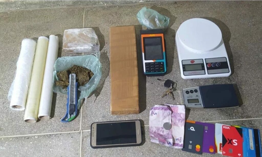Dupla é presa com maconha em Guanambi. Foto:PM.