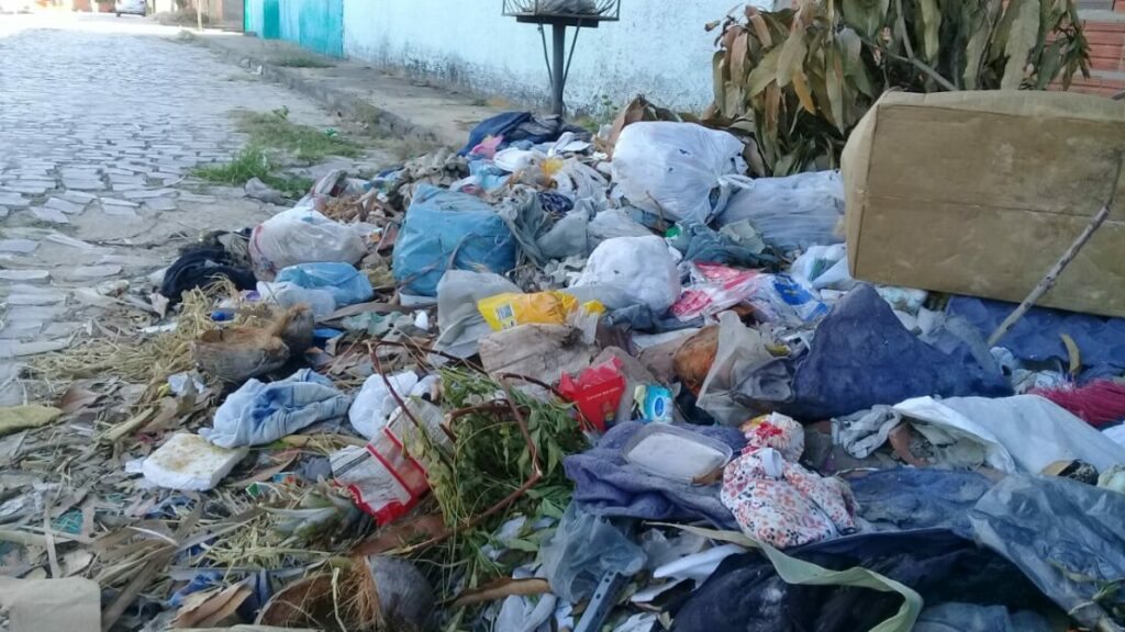 Lixo acumulado em Carinhanha.