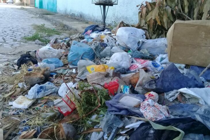 Lixo acumulado em Carinhanha.