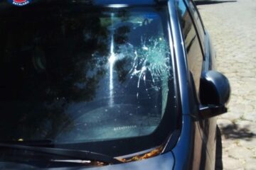 Carro danificado durante confusão envolvendo dois advogados em Carinhanha. Foto: PM.